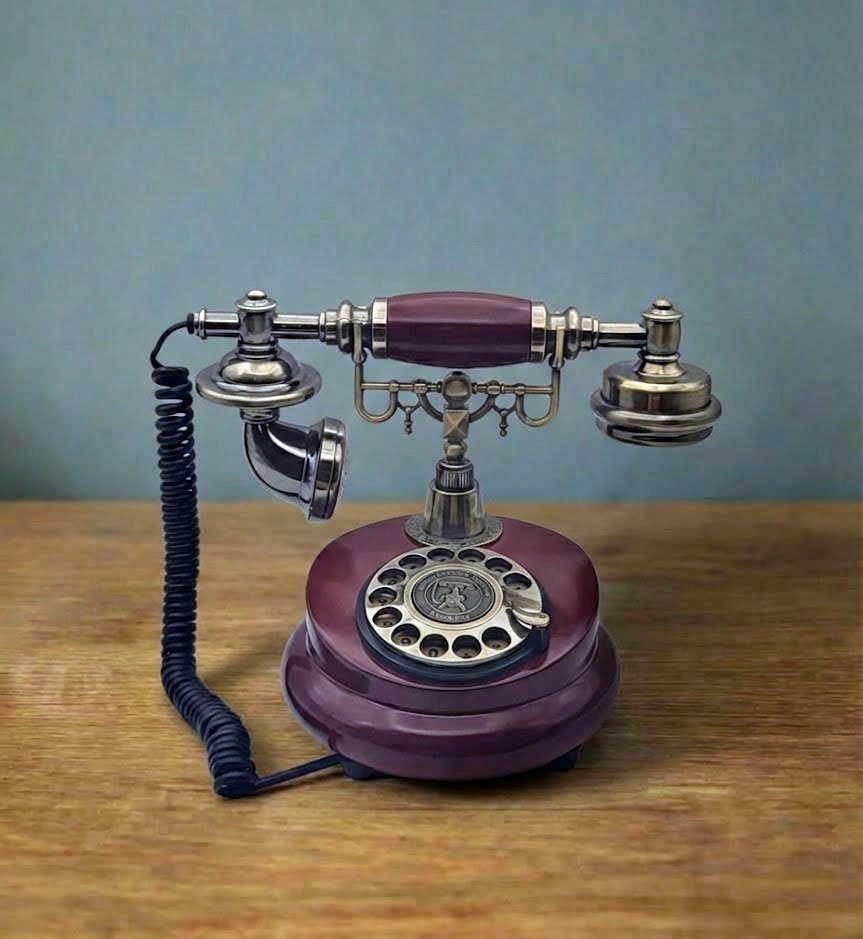 Téléphone rouge antique